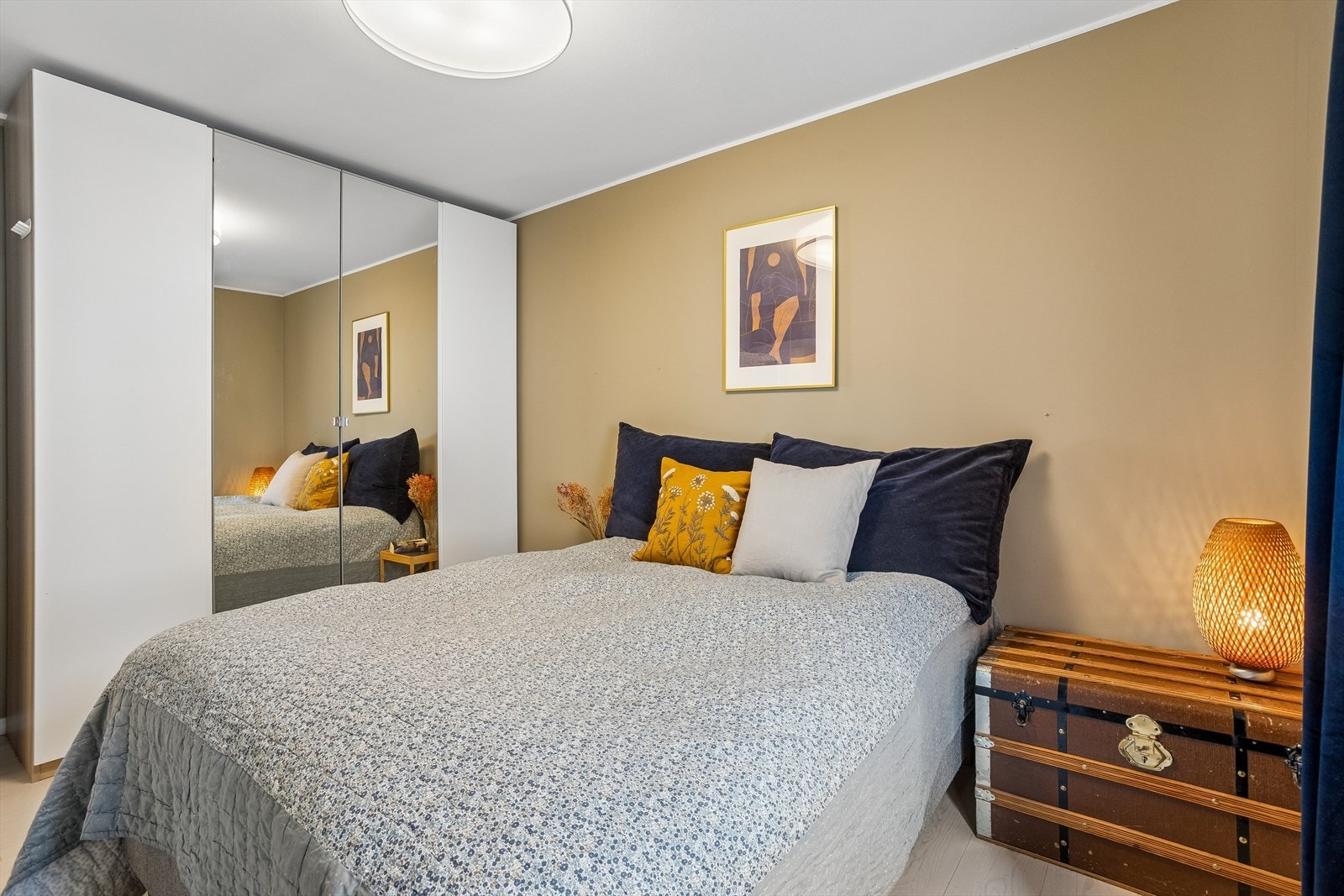 Hovedsoverommet på 11,3 m² har god plass til dobbeltseng og garderobeløsning. Galleribilde