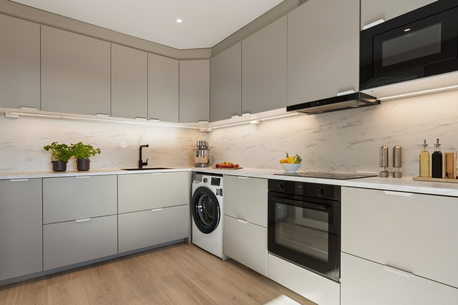 Superlekkert og praktisk med rikelig skuff- og skapplass samt fine arbeidsflater Galleribilde