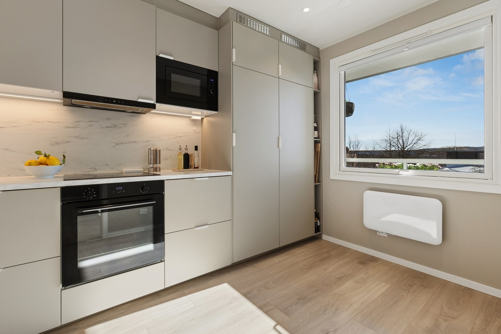 Innredning fra 2024 og plass til frokostgruppe ved vinduet som byr på friskt utsyn Galleribilde