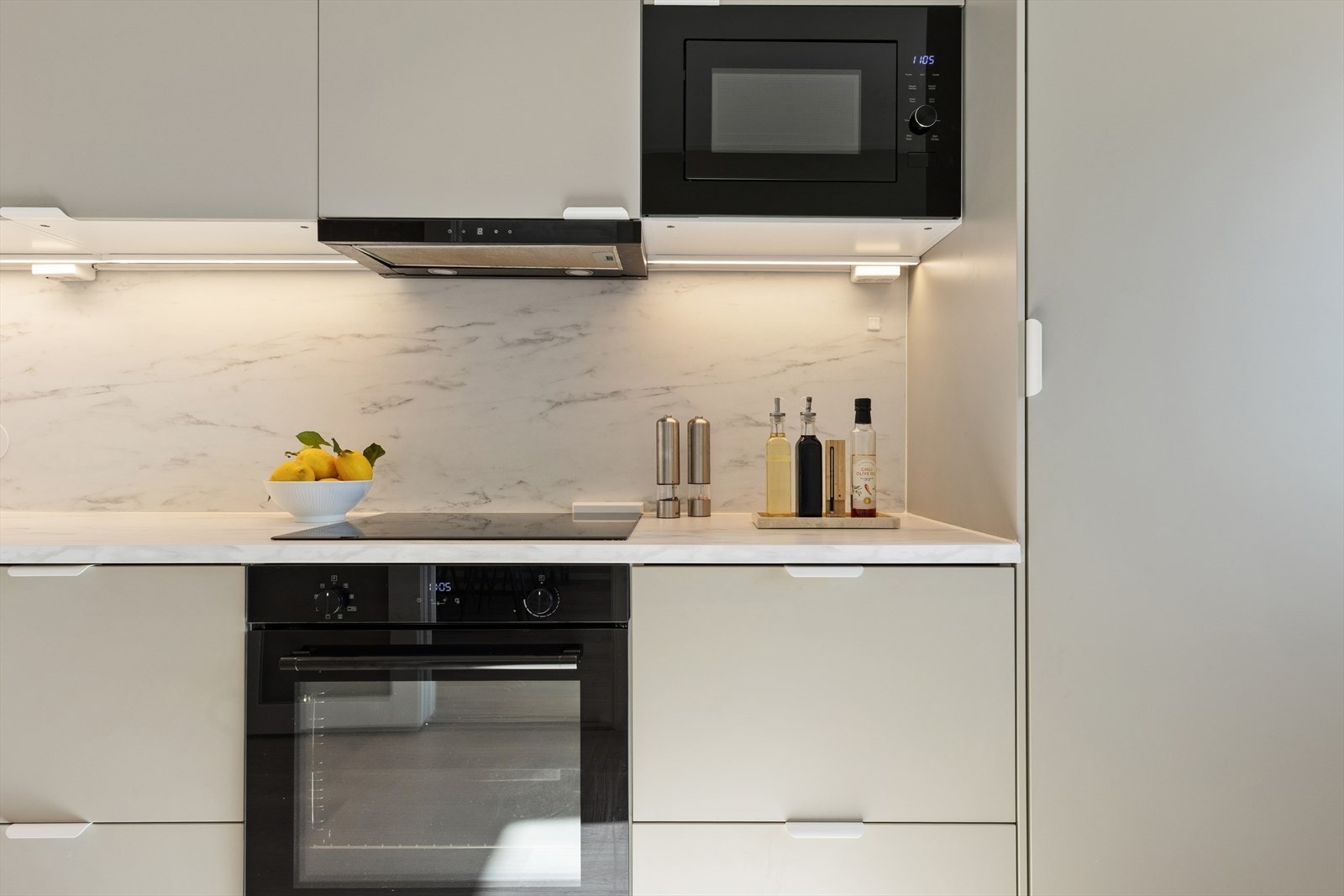 Integrerte hvitevarer som kjøleskap med fryser, oppvaskmaskin, stekeovn, platetopp og mikrobølgeovn Galleribilde