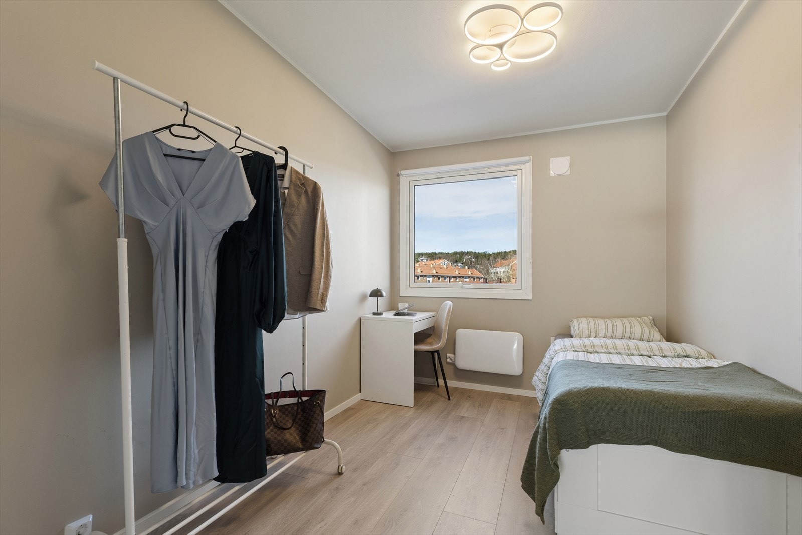 Soverom nr. 2 er også av god størrelse, det er i dag innredet som gjesterom/kontor Galleribilde