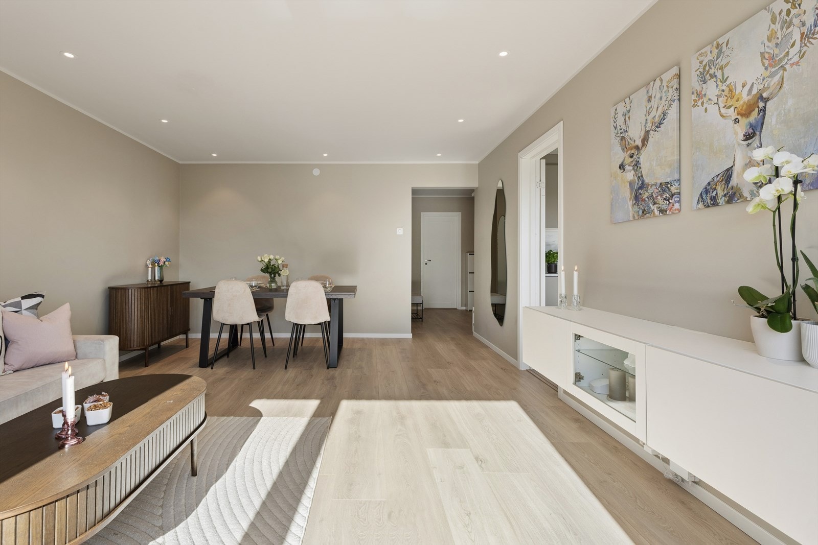 Nydelig romfølelse med gode arealflater samt luftig og enkelt å innrede i flere soner uten å sette romfølelsen på spill Galleribilde