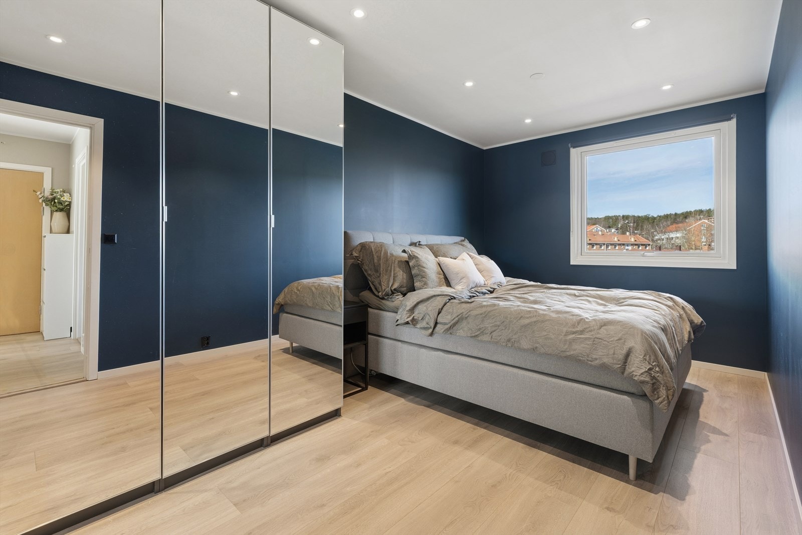 Hovedsoverommet er stort og svalt med god plass til stor dobbeltseng og nattbord på begge sider Galleribilde