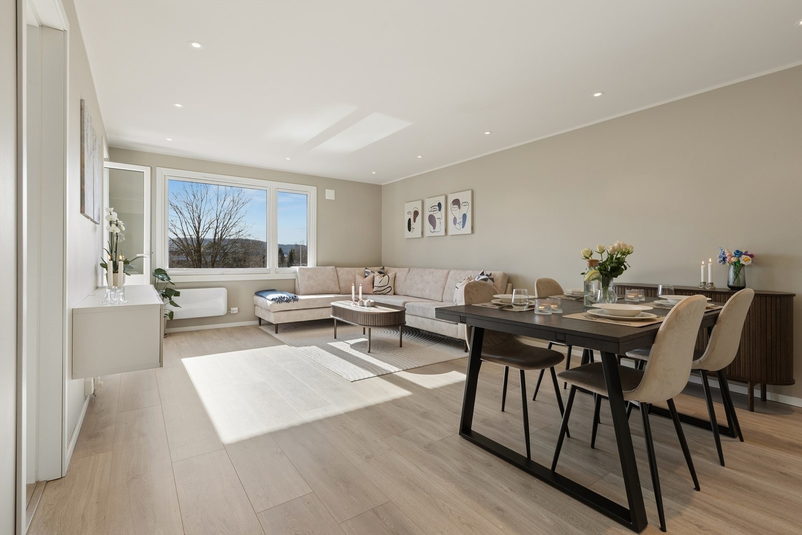 Dette er en lekker og innflytningsklar 3-roms - alle overflater, deler av elektrisk anlegg og kjøkken oppgradert i 2024 Galleribilde