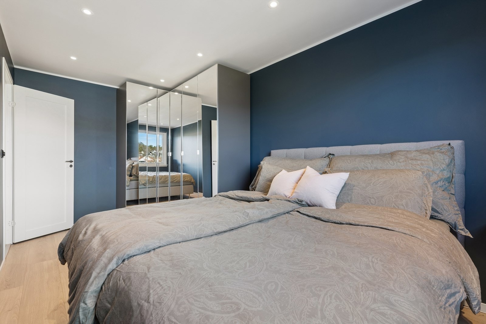 Innredet med stor garderobe med speilfronter, og et kott med adkomst via garderoben Galleribilde