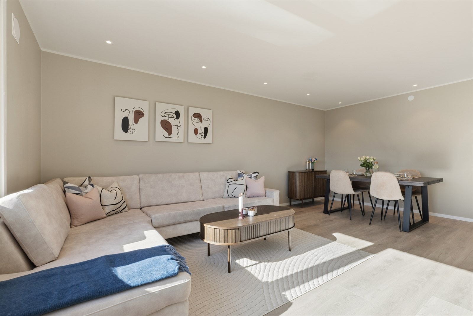 Delikat og gjennomgående med stor stue og optimal planløsning Galleribilde