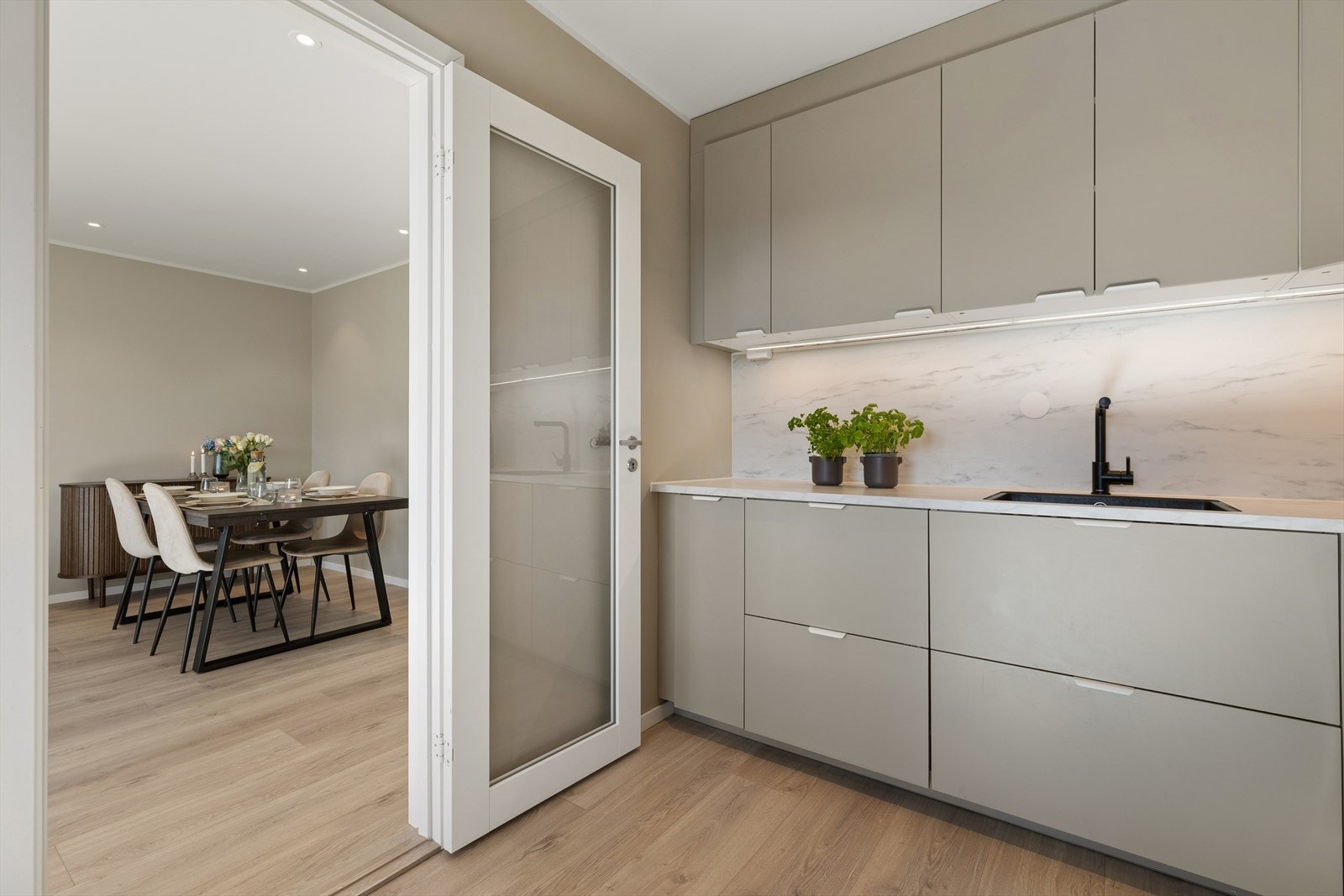 Spisestueplass i naturlig tilknytning til både kjøkken og stue Galleribilde