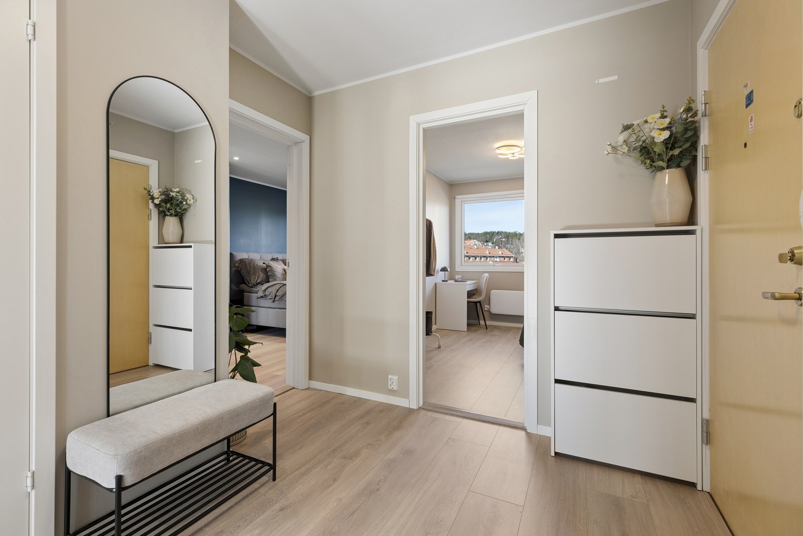 Entrèen gir et hyggelig førsteinntrykk, og er holdt i et nøytralt og tidsriktig fargevalg, noe som harmonerer med de øvrige rom i boligen Galleribilde