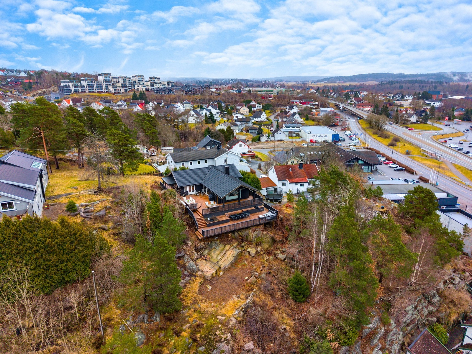 Fra huset er det kort vei til det meste - dagligvarehandel, busstopp og fine turmuligheter ligger bare en rusletur unna. Galleribilde