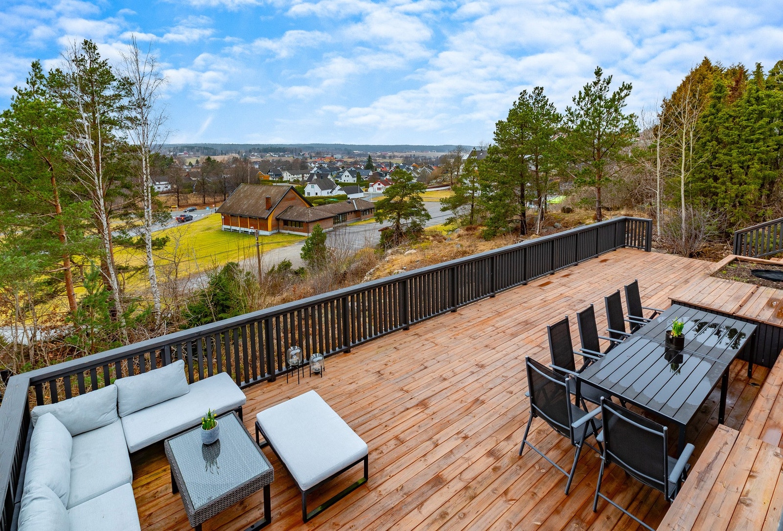 Stor terrasse med god plass til hagemøbler. Galleribilde
