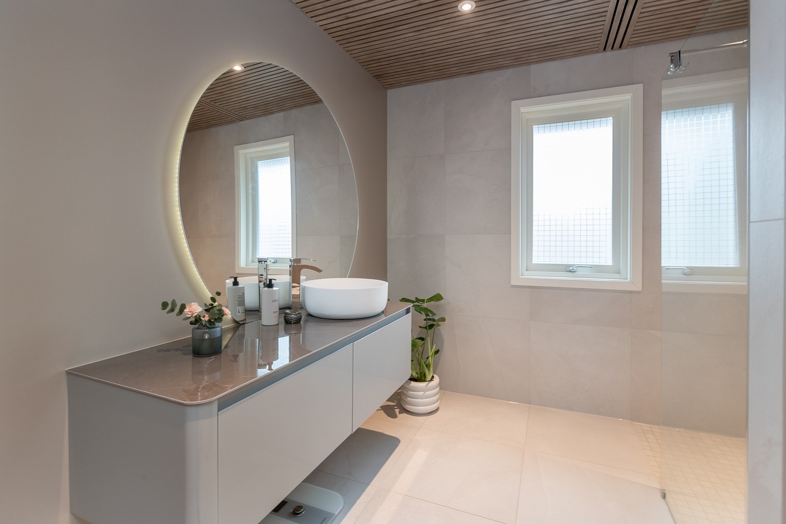 Lekkert og nyoppusset bad - elegant og tidløst! Galleribilde