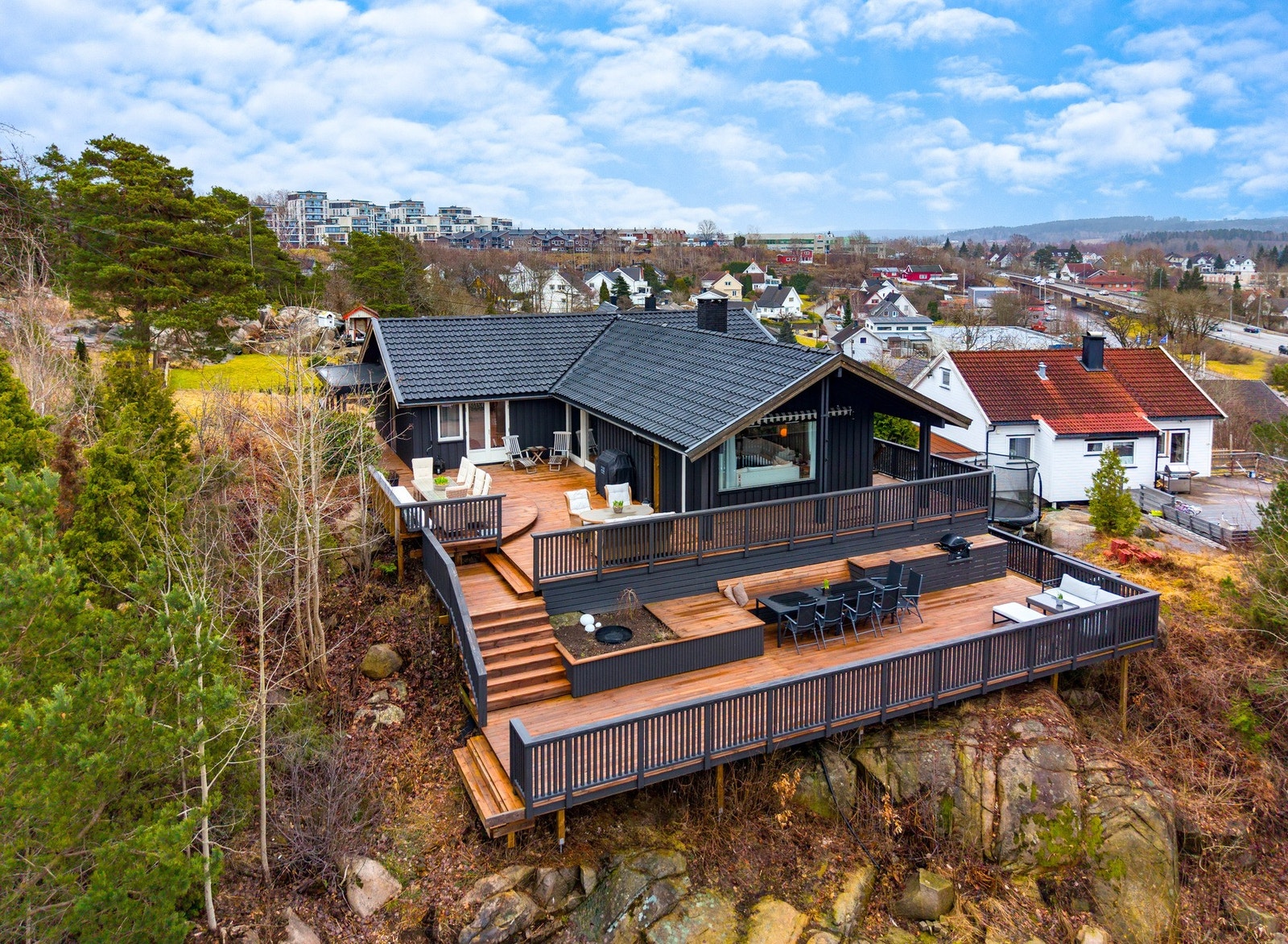 Huset ligger høyt i terrenget, og har fin utsikt. Galleribilde