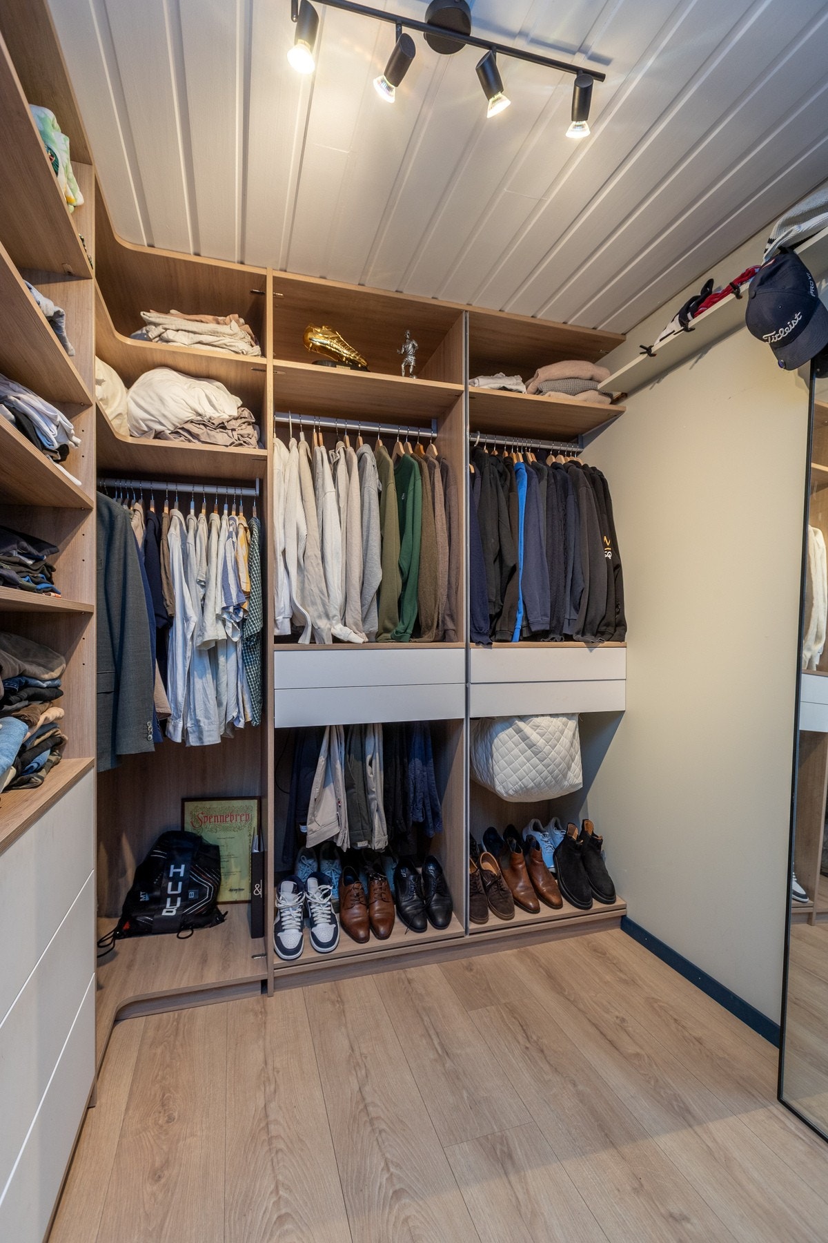 Garderobeløsning i tilknytning til hovedsoverom Galleribilde