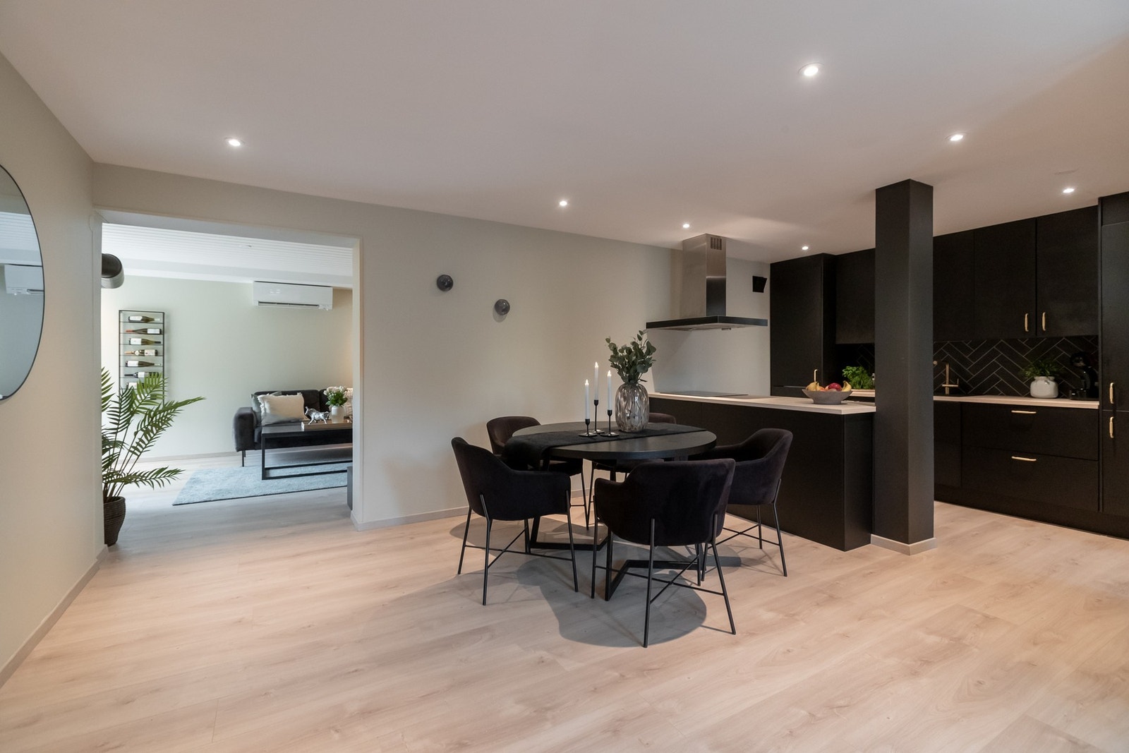 Gjennomgående fine løsninger som utnytter arealet og gir god atmosfære. Galleribilde