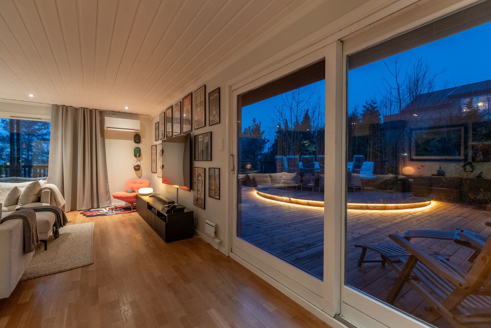 Stor skyvedør gir god tilgang mellom ute- og inne Galleribilde