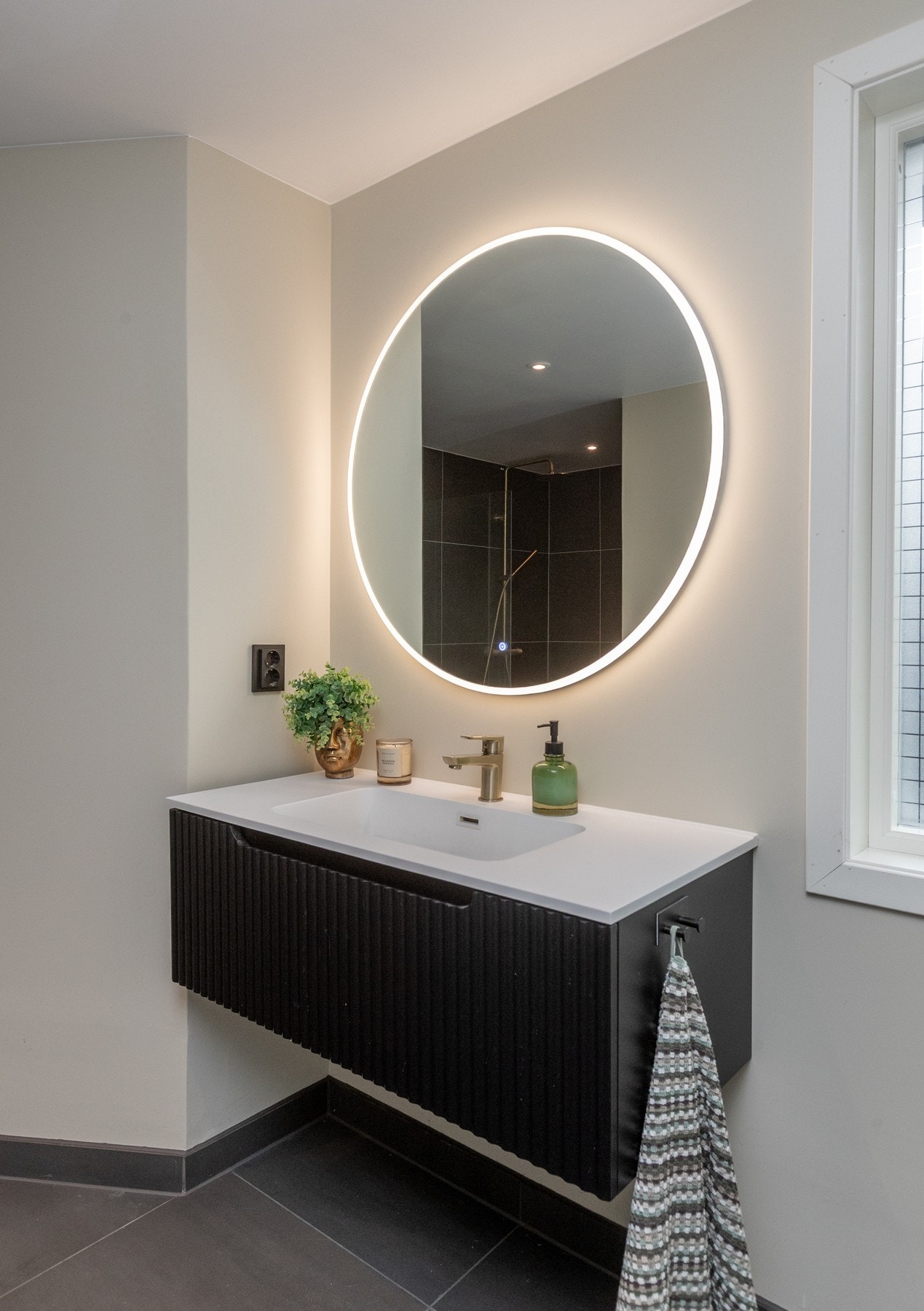 Badet er praktisk og pent, med tidløst fargevalg og digert dusjhjørne. Galleribilde