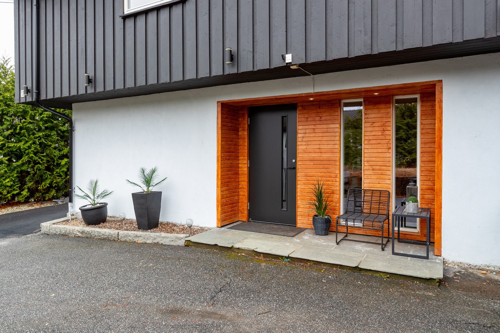 Underetasjen har egen inngang. Merk at det ikke er søkt om varig opphold for rommene i underetasje, dette bør gjøres for å lovlig kunne bruke - eller leie ut. Galleribilde