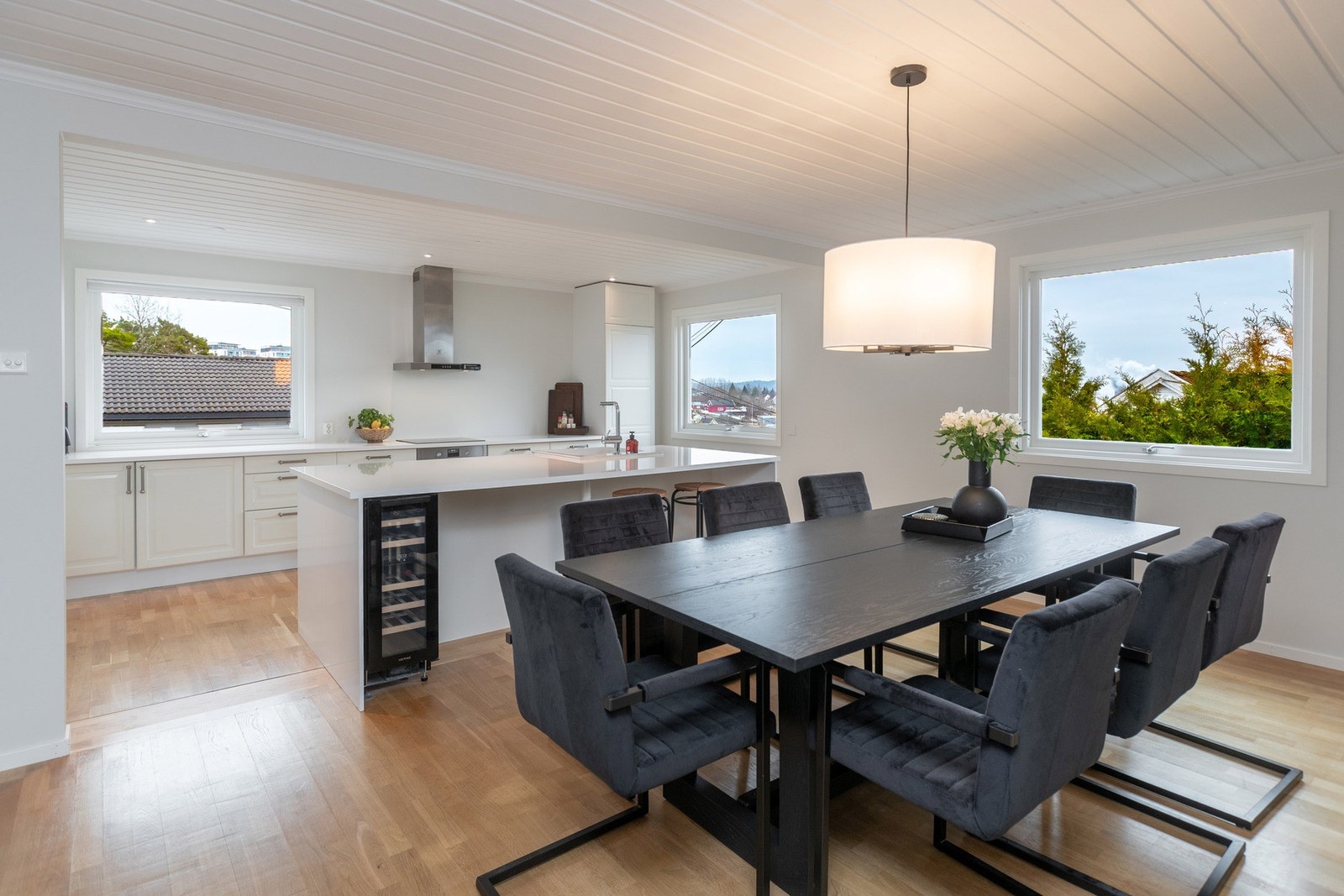 Kjøkkenet er av god størrelse, både til effektiv hverdagsbruk, og til de større anledningene. Galleribilde