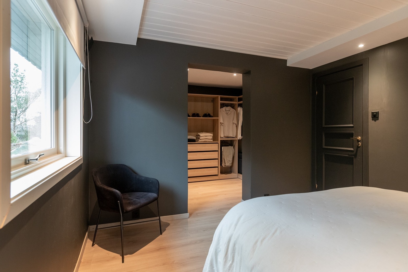 ..med tilhørende, stor garderobeløsning. Galleribilde