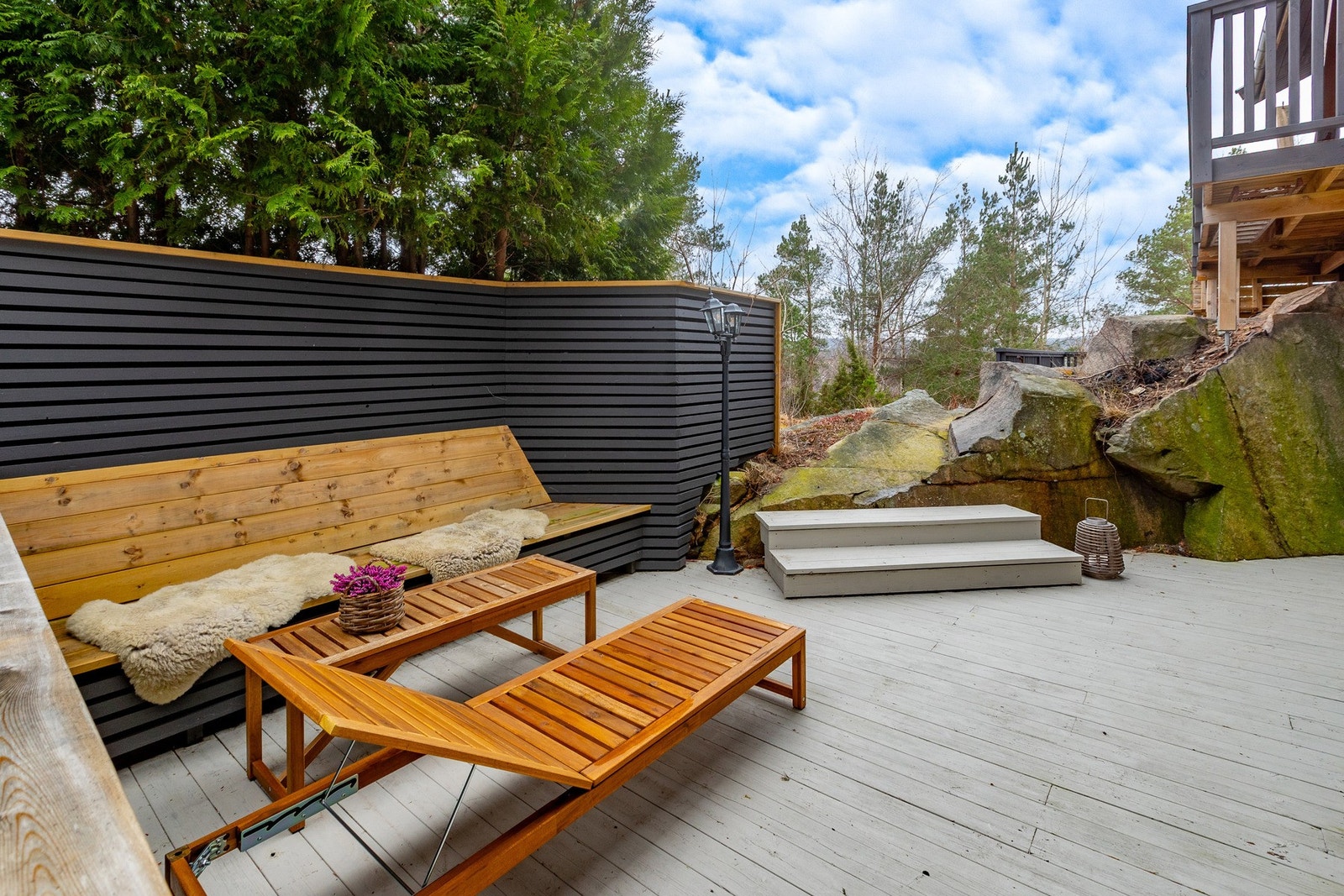 En av uteplassene tilhørende underetasje - lunt og skjermet. Galleribilde