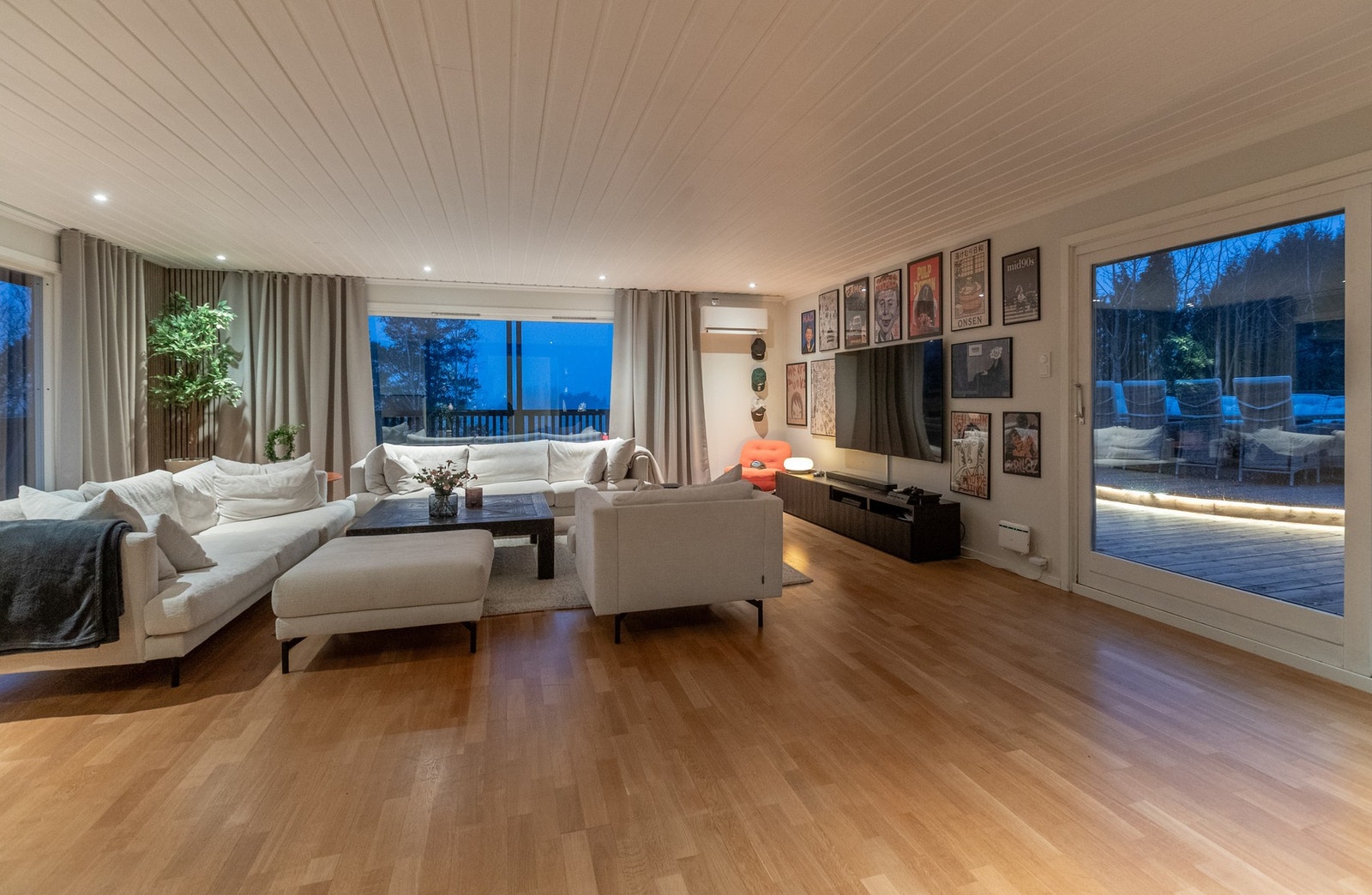 Stuen på hovedplan er ekstra stor og luftig, med store vinduer som gir flott utsyn. Galleribilde