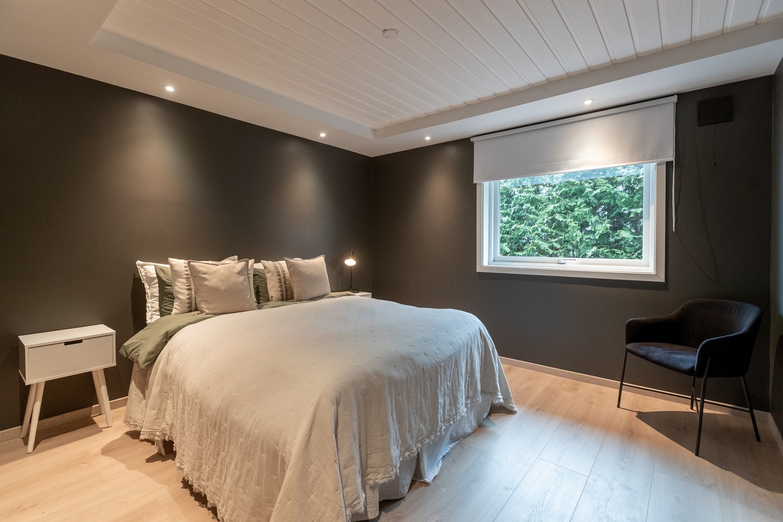 Romslig og lekkert soverom... Galleribilde