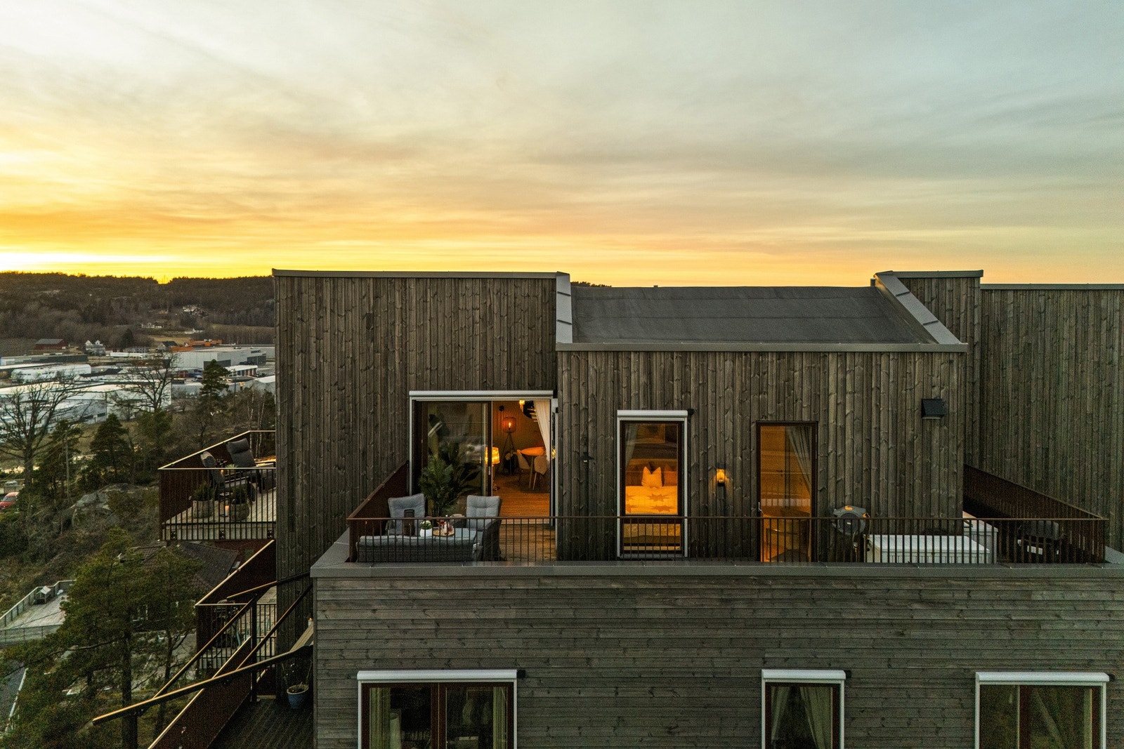 Det er takterrasse med utgang fra stue og soverom. Luftig balkong med egen utgang fra stue Galleribilde