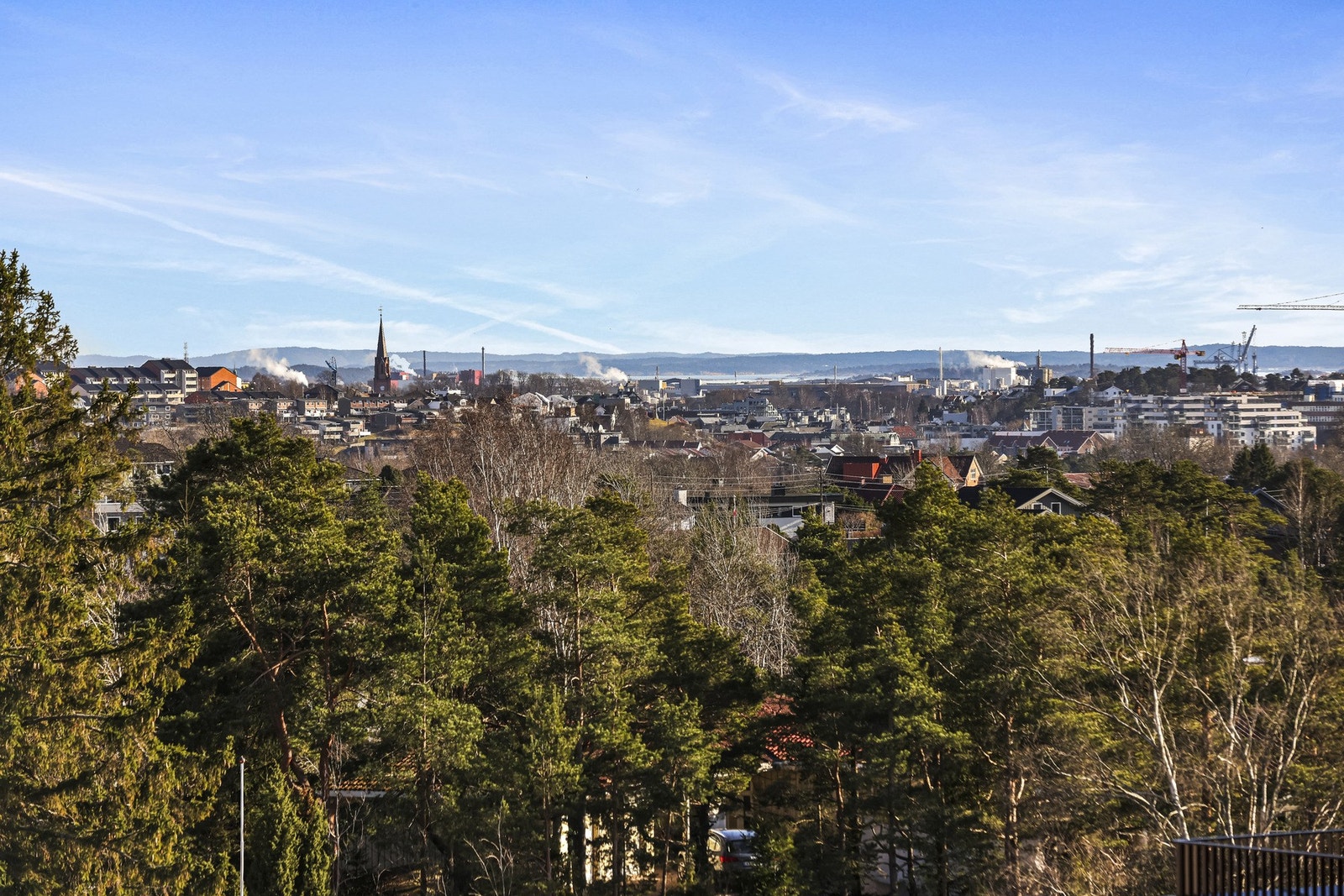 Panorama utsikten strekker seg over landskapet med sentrum og elveløpet i det fjerne Galleribilde