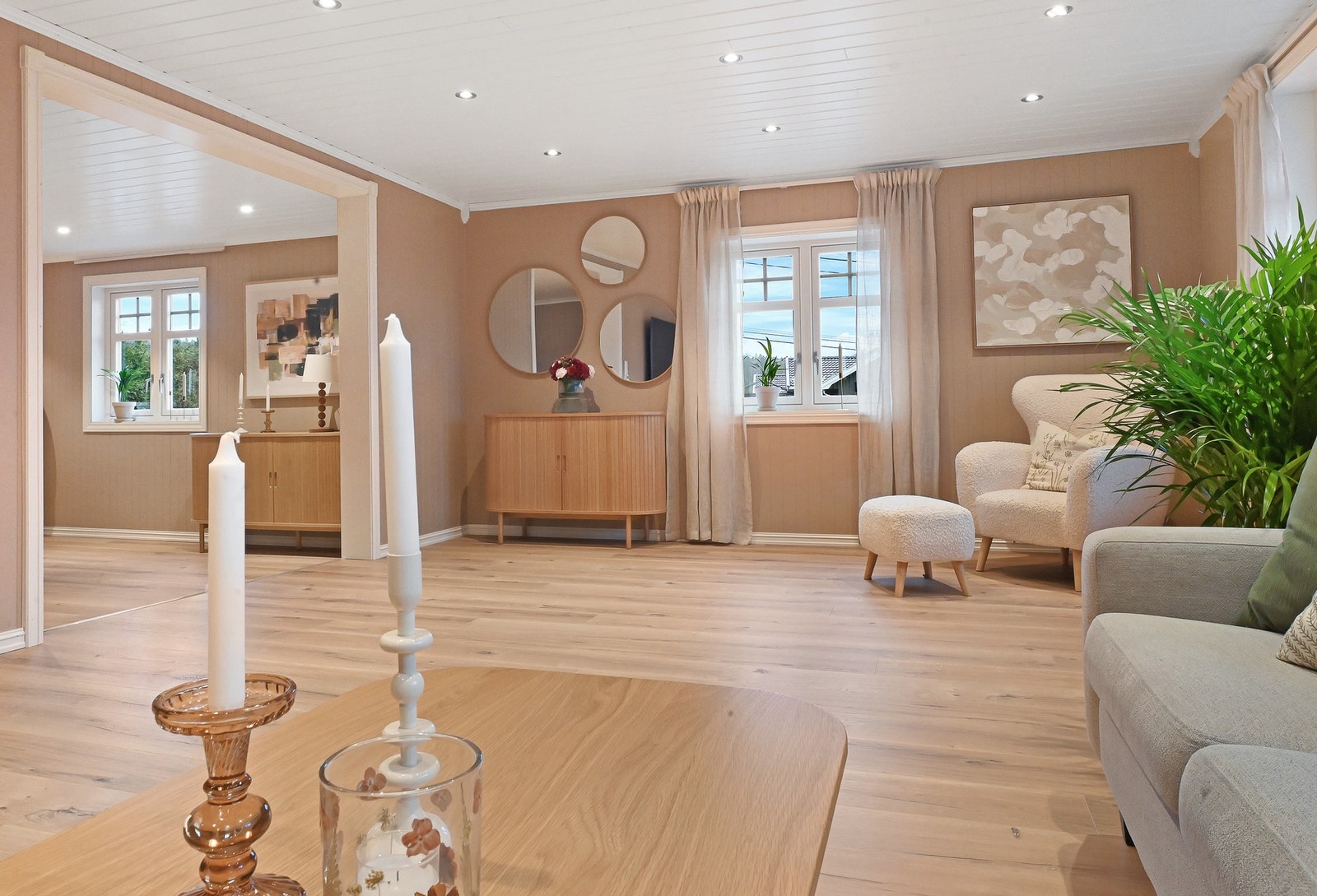 Downlights i himling, varmepumpe og utgang til veranda fra stuen Galleribilde
