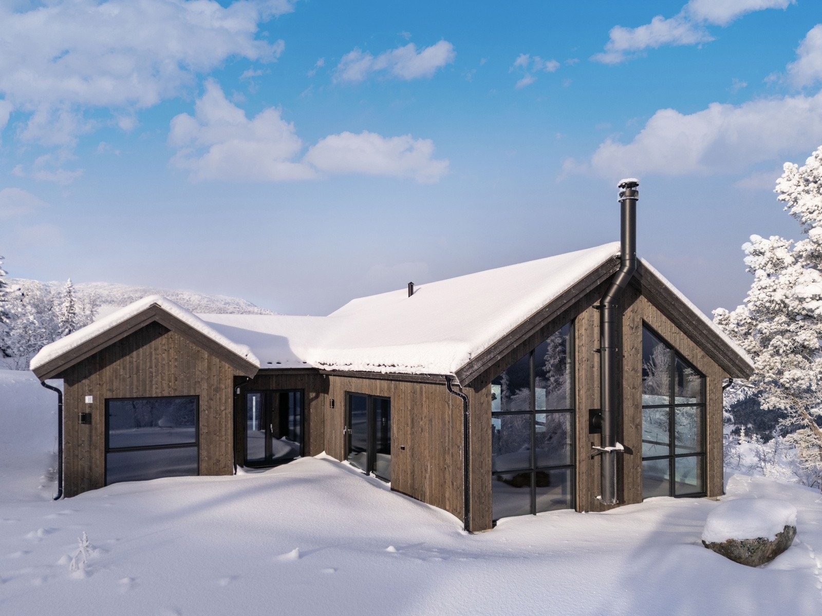 Hytta ligger ca. 1000 moh med storslag utsikt over Dagalifjell og Numedalen Galleribilde