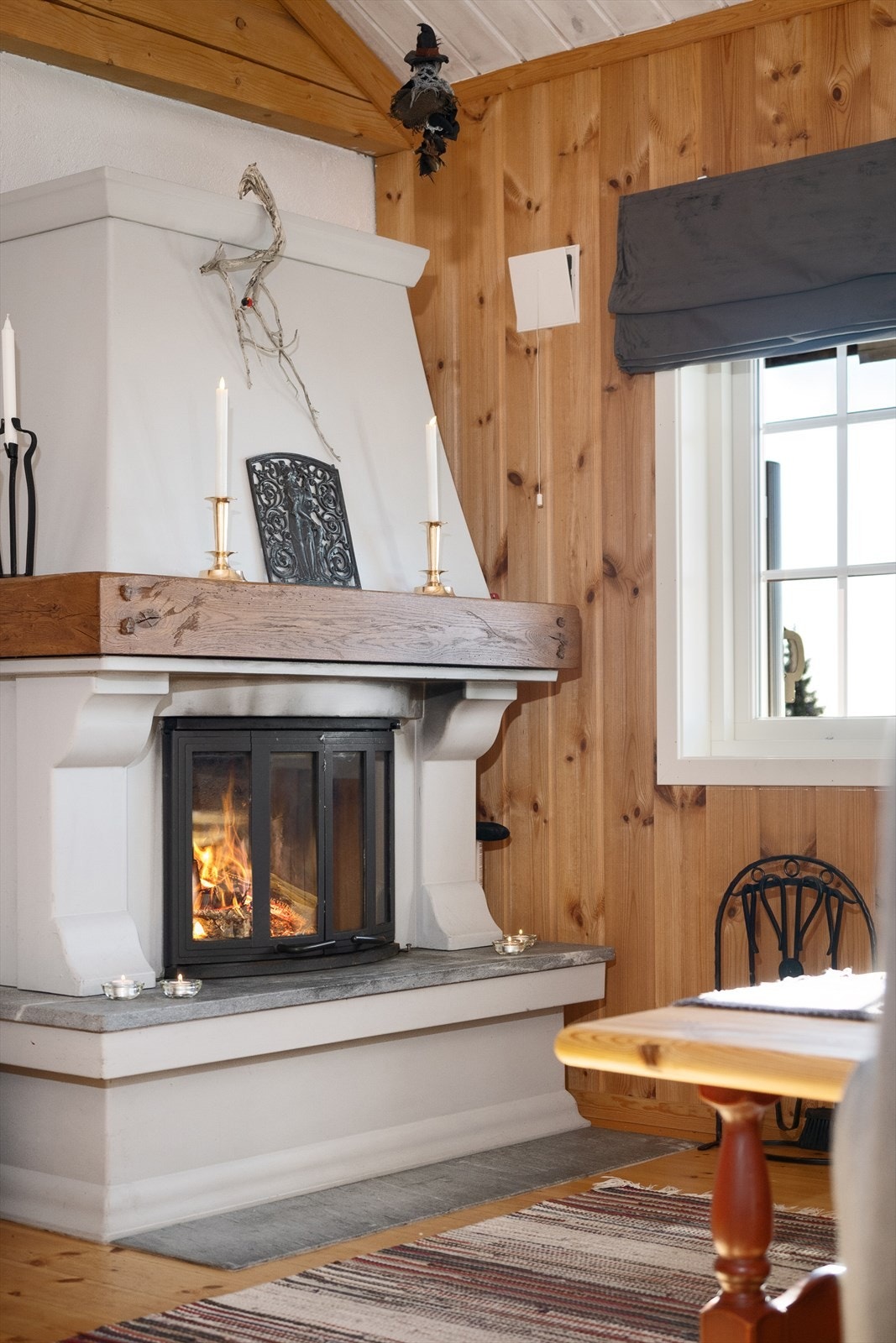 I stuen er det montert en flott peis som gir hytta en lun og god atmosfære på de kalde dagene. Galleribilde