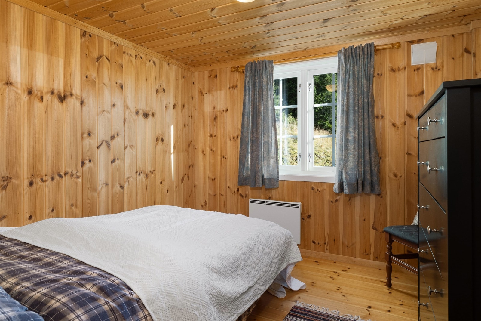 Soverom 2 er også romslig med plass til dobbeltseng og annet møblement. Galleribilde