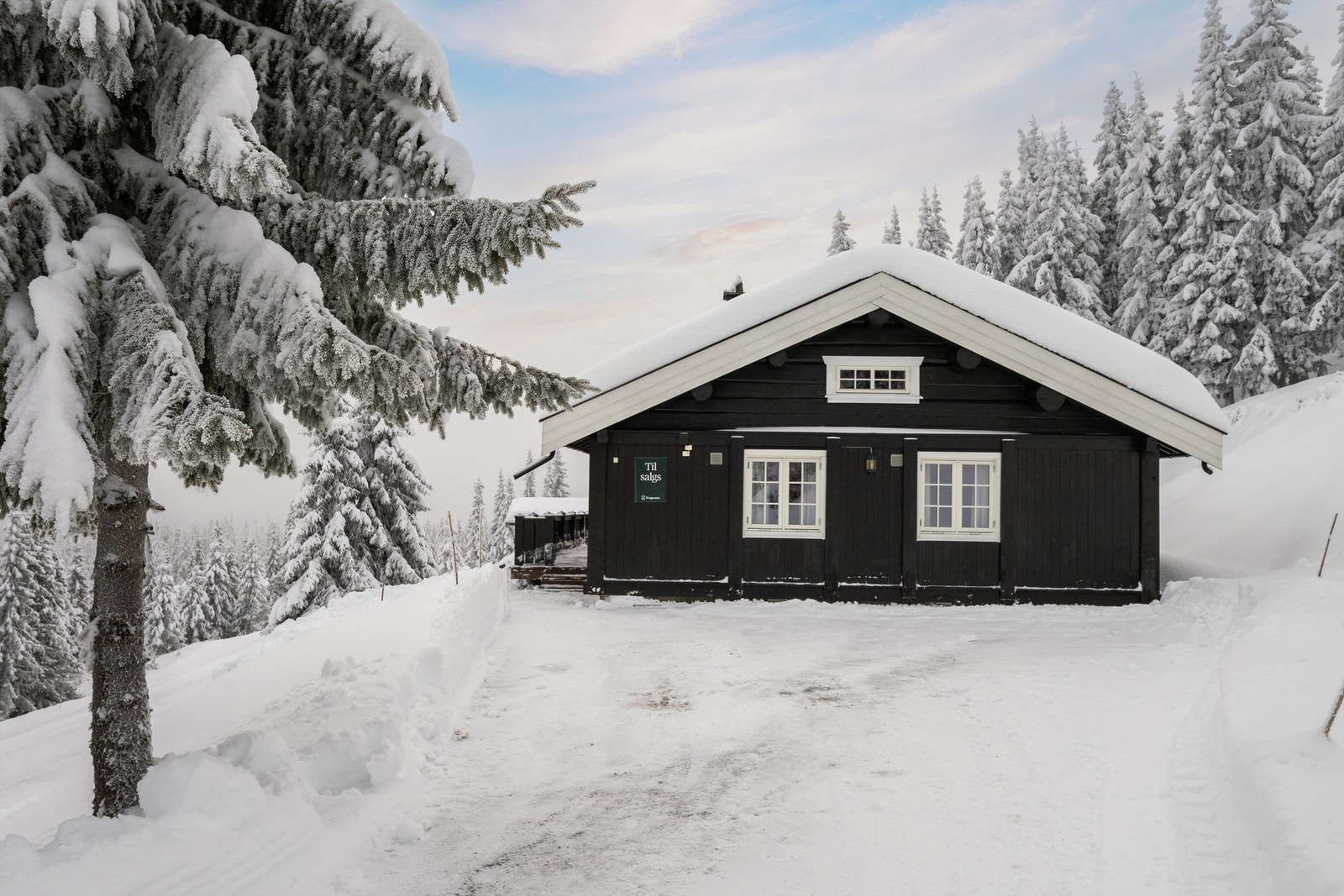 Gode parkeringsmuligheter på eiendommen. Galleribilde