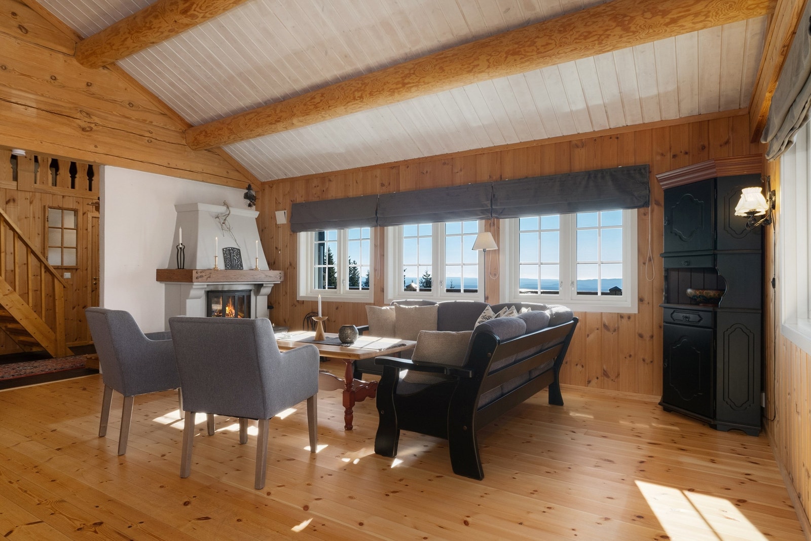 Stuen er romlig og lun. Taket er malt i en lysere nyanse for å skape en behagelig kontrast og bedre romfølelse. Galleribilde