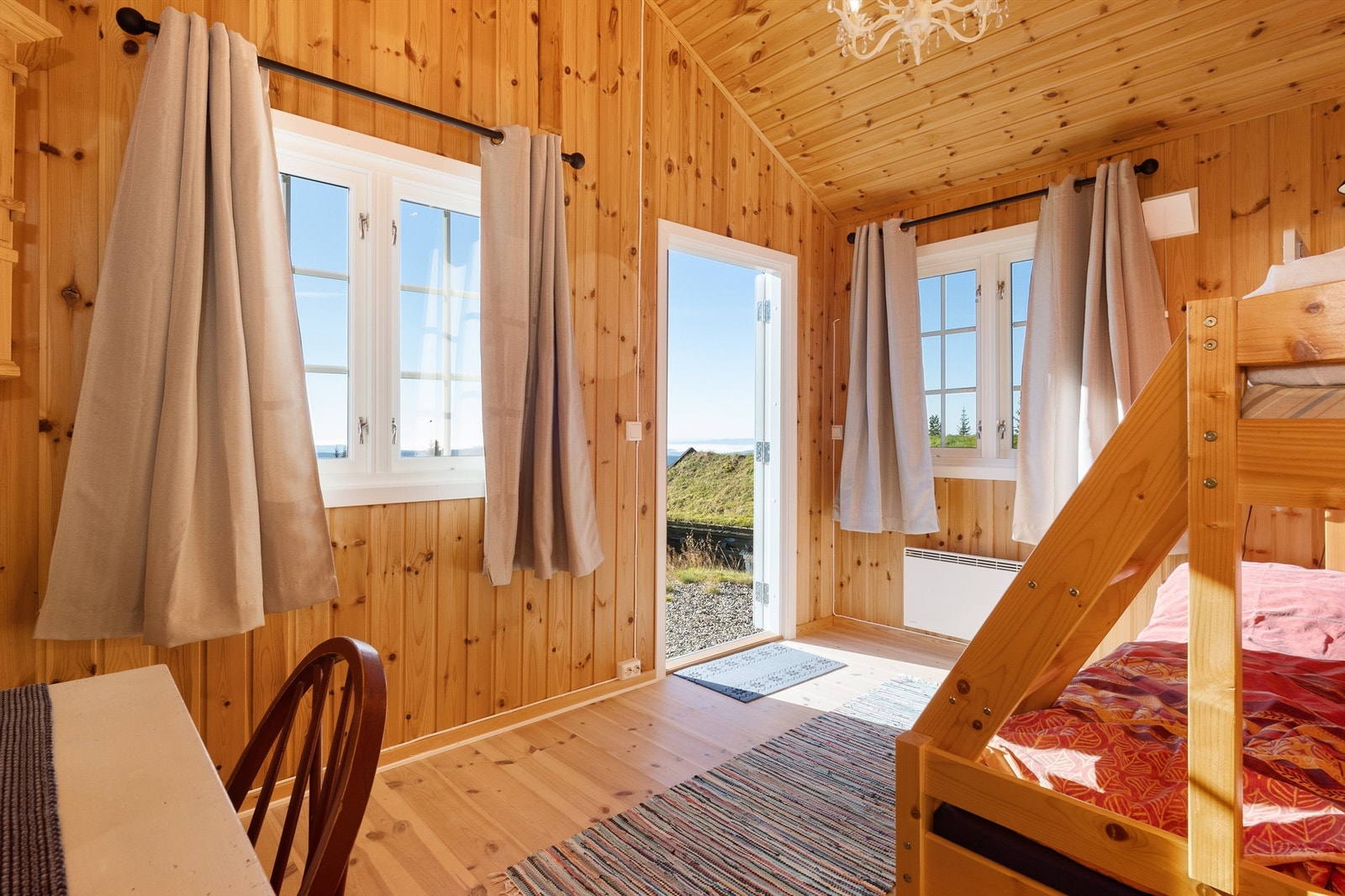 Annekset er innredet med et stort soverom som har plass til en familiekøyeseng. Galleribilde