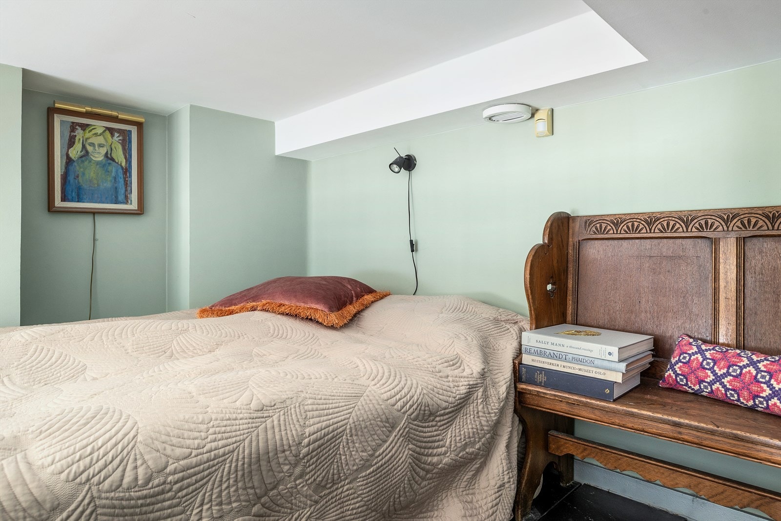 Den gode takhøyden er smart utnyttet med en hems med ca. 1,60 m takhøyde. Her er det god plass til en større seng. Galleribilde