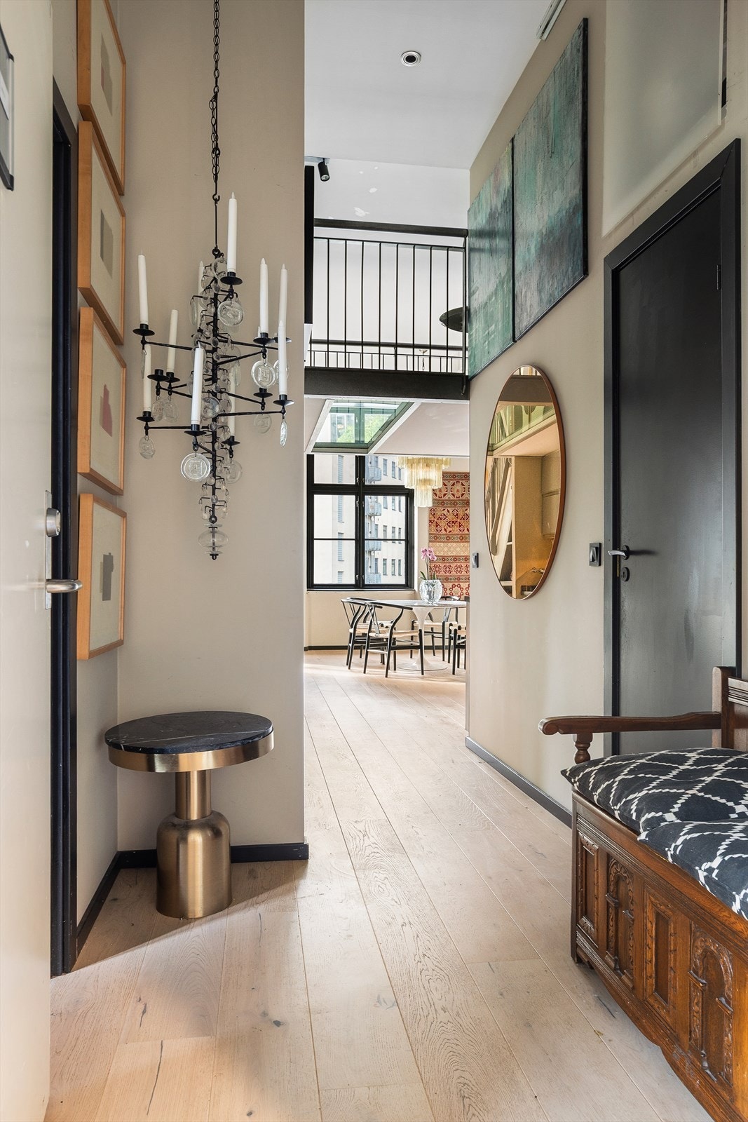 Velkommen inn. Med en himlingshøyde på hele 3,62 meter møter boligen deg med en fantastisk romfølelse allerede ved ankomst. Galleribilde
