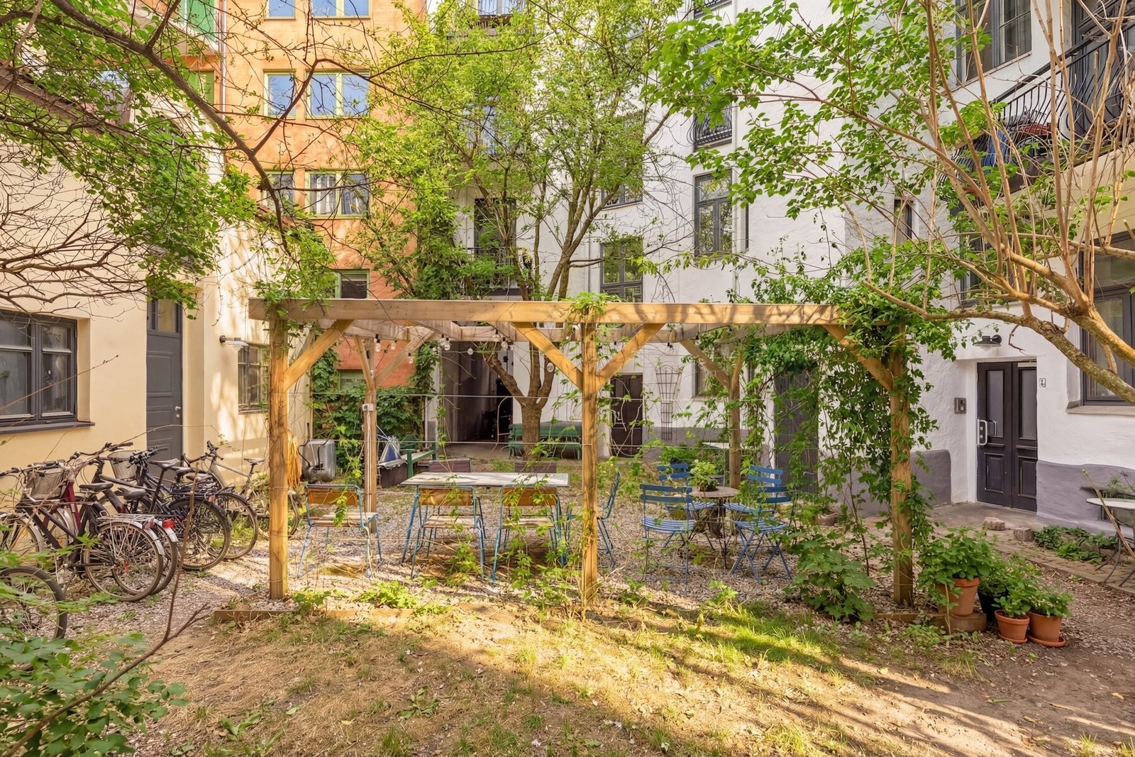 Bakgård. Galleribilde