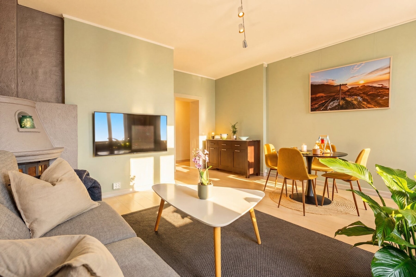 Murt peis med Dovre peisinnsats i stuen gir god varme i vinterhalvåret. Galleribilde