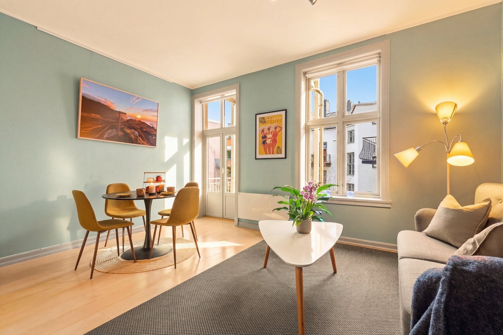 Leiligheten holder gjennomgående god standard på alle overflater, og har oppgradert baderom fra 2025. Galleribilde