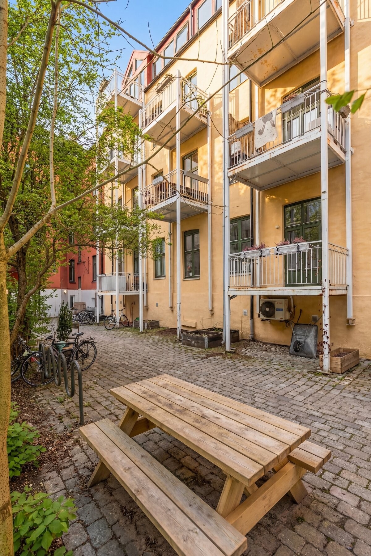 Bakgård. Galleribilde