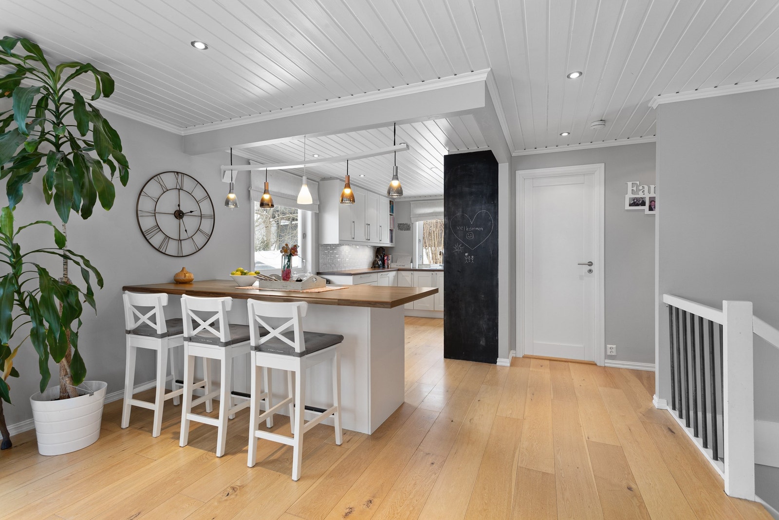 Kjøkkenhalvøya fungerer som en sosial samlingsplass og gir ekstra benkeplass. Galleribilde