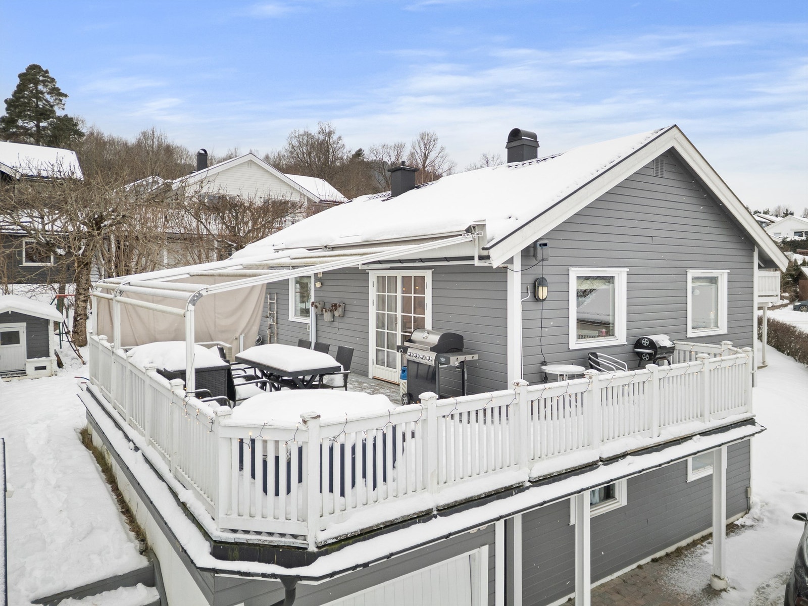 Terrassen er delvis overbygget (ikke byggemeldt pergola eller utvidelse), som forlenger brukstiden. Galleribilde