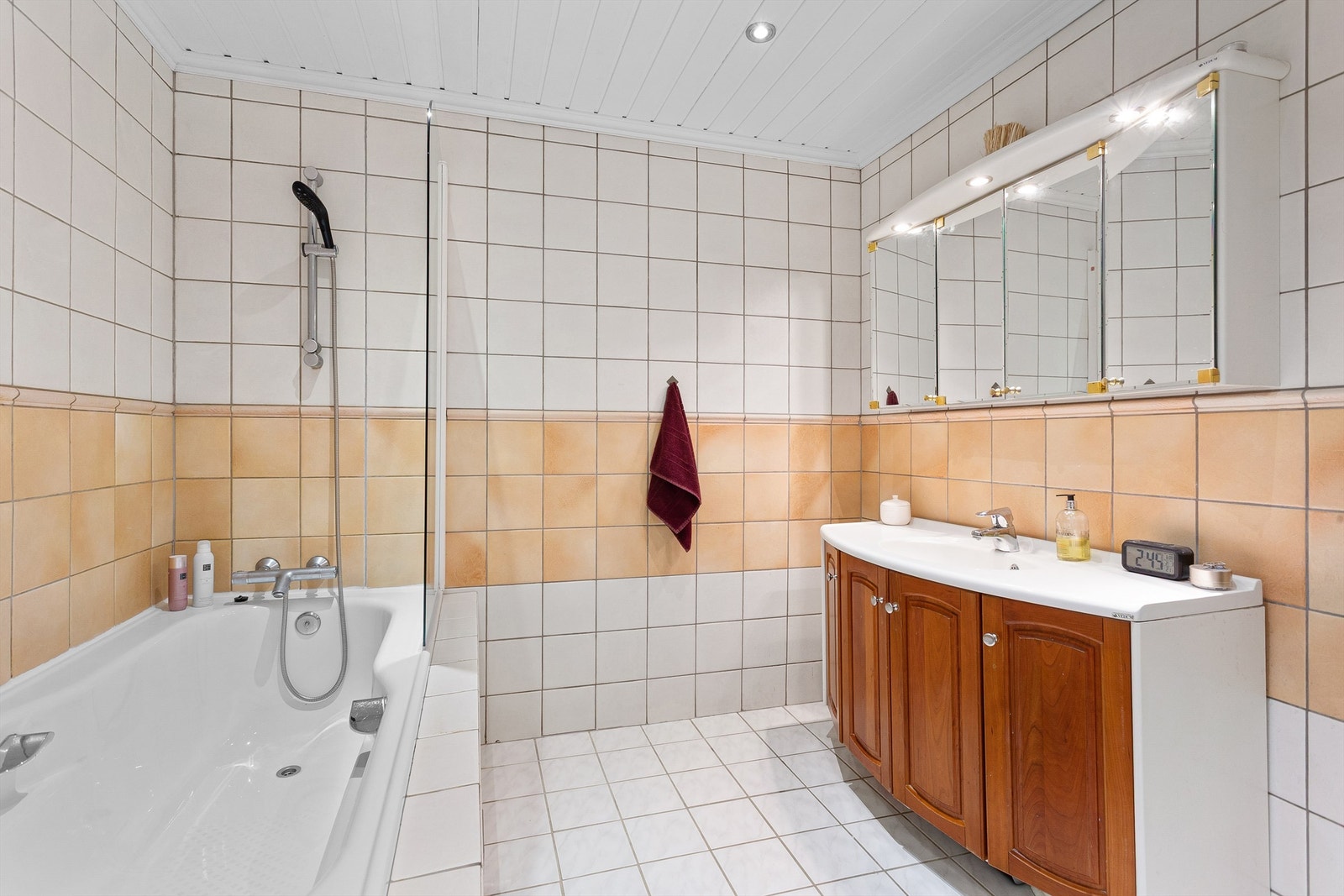 Badet i underetasjen er utstyrt med badekar og en romslig baderomsinnredning. Galleribilde