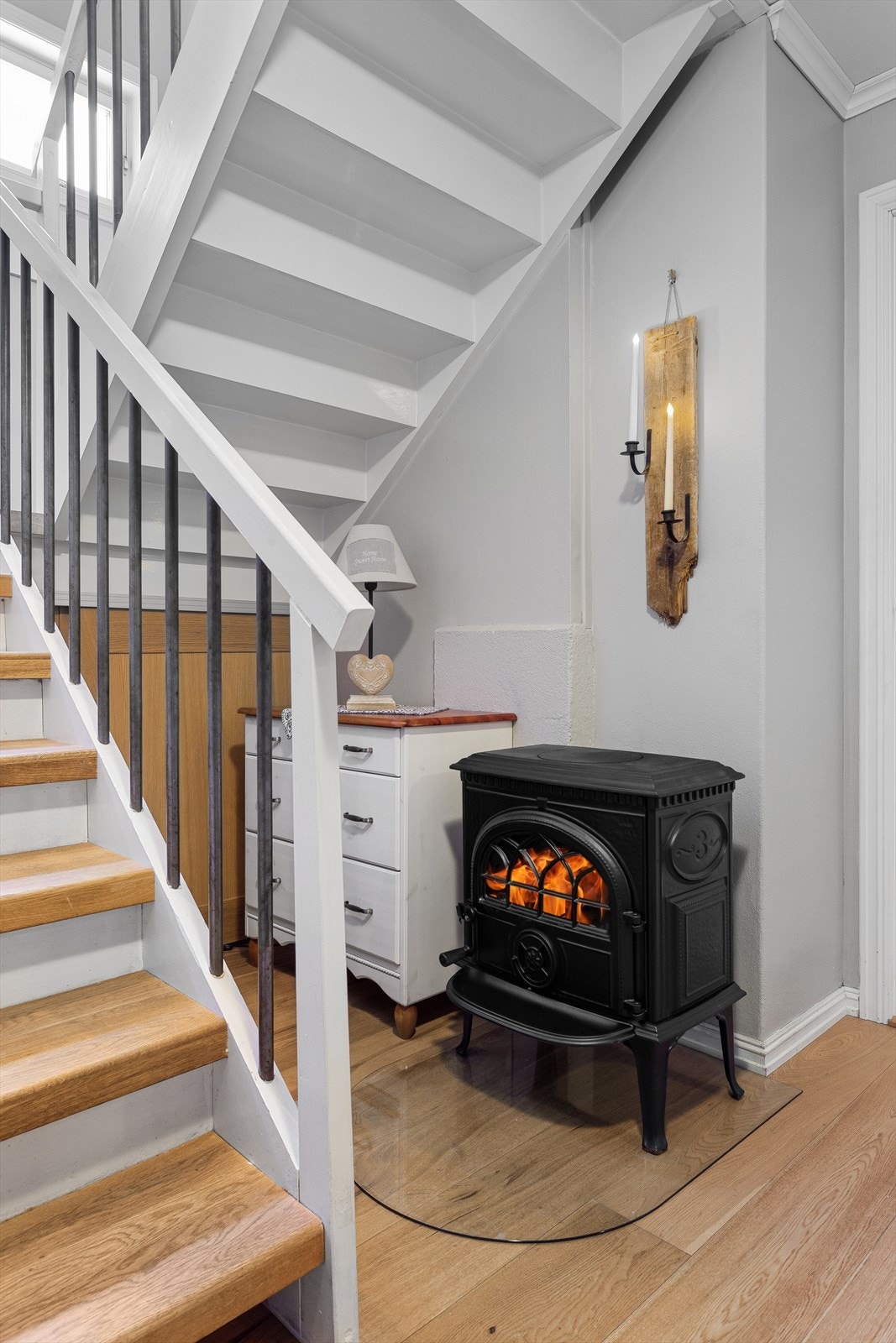 En vedovn ved trappen i underetasjen gir ekstra varme og hygge. Galleribilde