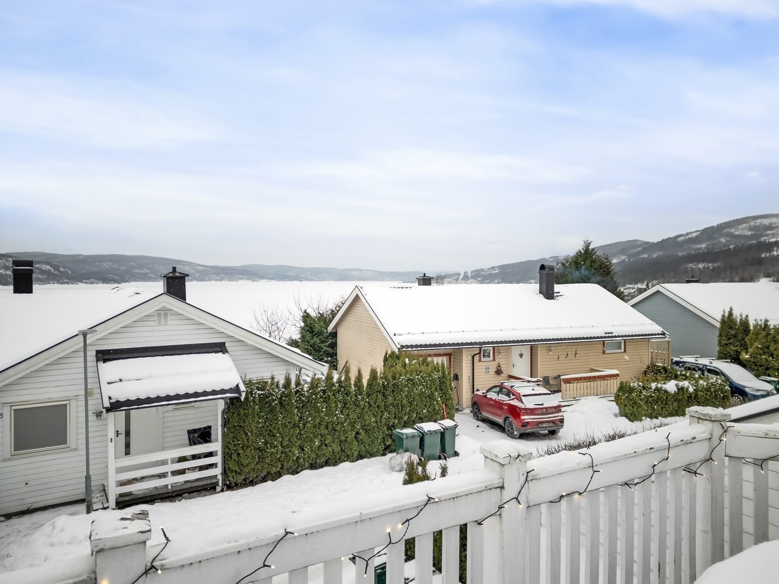 Fra terrassen har man god oversikt over nærområdet og fjorden. Galleribilde