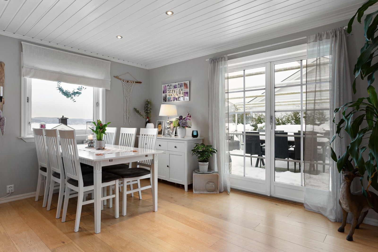 Dobbelte terrassedører slipper inn rikelig med lys og kobler spisestuen med uteområdet. Galleribilde