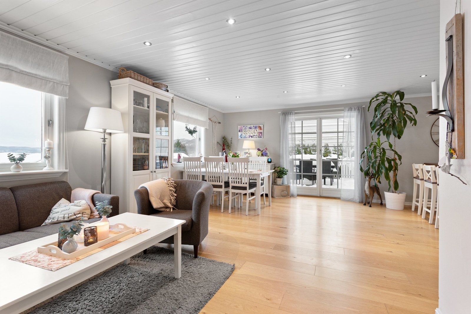 Fra stuen er det direkte utgang til en romslig terrasse på ca. 54 m². Galleribilde