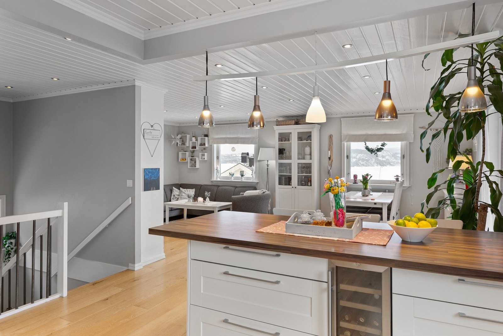 Luft-til-luft varmepumpe fra ca. 2021, plassert i trappegang. Galleribilde