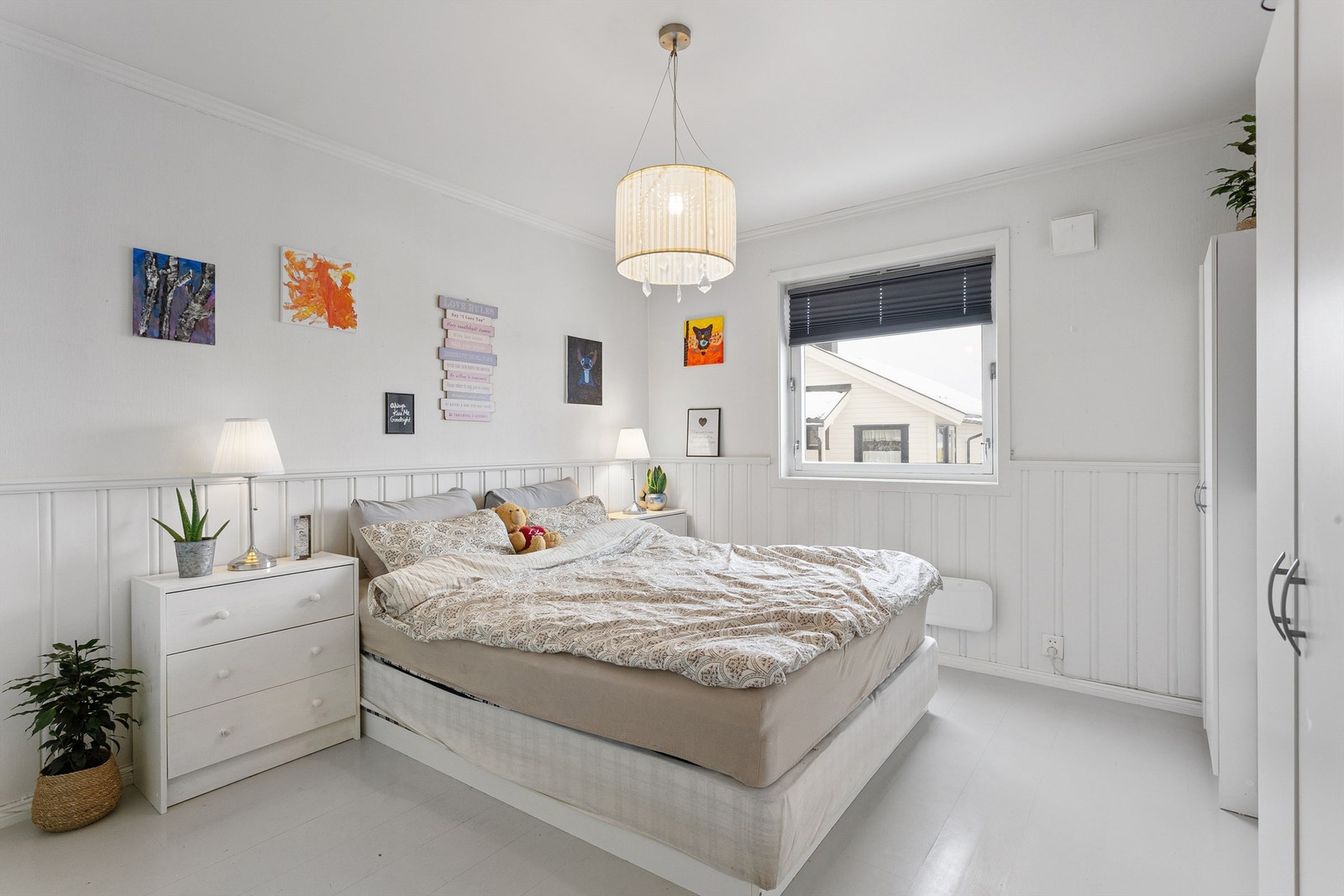 Lyst og romslig hovedsoverom med plass til dobbeltseng og garderobeløsning. Galleribilde